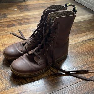 Dr. Martin lace up STRATFORD boot in women’s size 7.